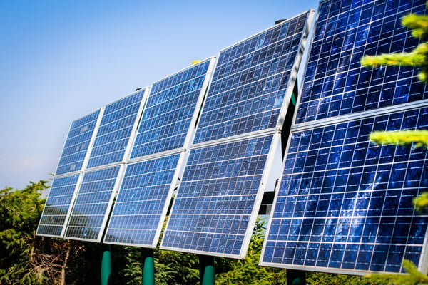 solceller med batteri er fremtiden, illustrasjon med store paneler